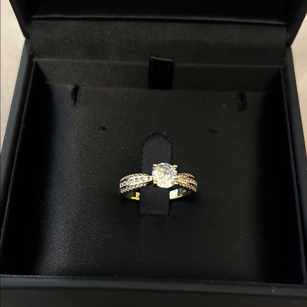 NWT-Doting Dews- Elegant Gold and Silver Women's Ring Size 7
